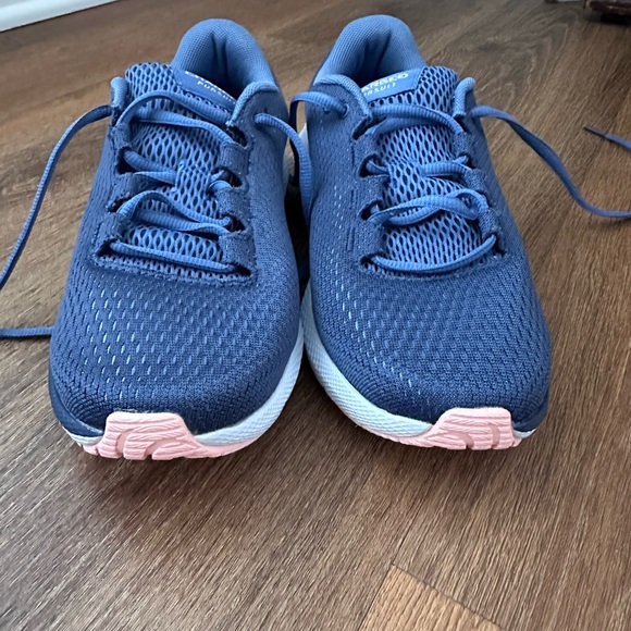 NWOT Women’s Size 8 Under Armour Charged Pursuit Navy and Peach Sneakers - Picture 4 of 5